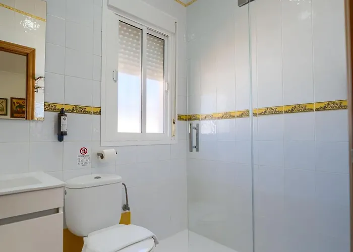 Del Faro بيت ضيافة كونيل ذي لا فرونتيرا
